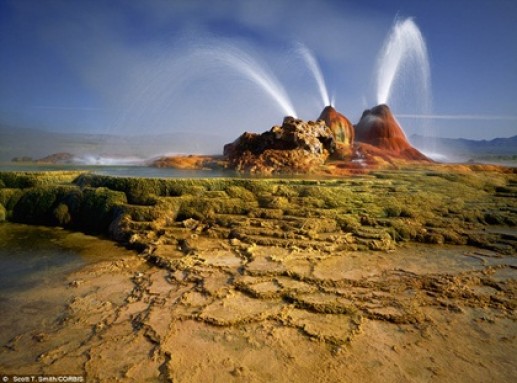 Suối nước nóng tự nhiên Geyser Hot Spring phun trào trên Sa mạc Đá Đen ở Nevada, Mỹ