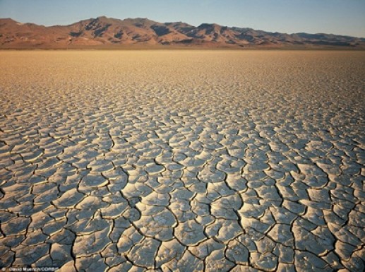 Đáy hồ khô cằn và nứt nẻ trên Sa mạc Đá Đen, Mỹ