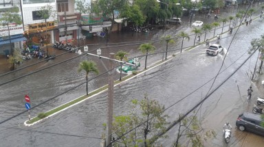  Cơn mưa “lạ” ngày U23 Việt Nam trở về khiến Tây Đô chìm trong biển nước