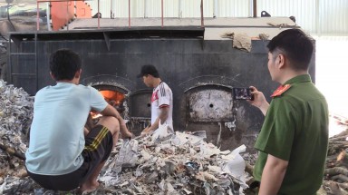 Bình Dương: Bắt quả tang công ty đốt lò bằng rác thải, “bức tử” môi trường