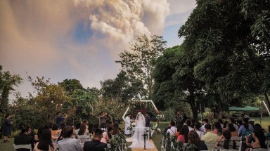  Làm đám cưới trước núi lửa đang phun trào