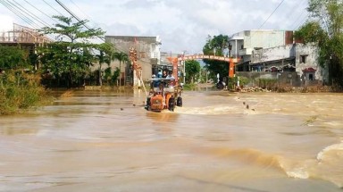  Quảng Nam: Trao tặng máy cày cho nông dân vùng bị ảnh hưởng lũ lụt 