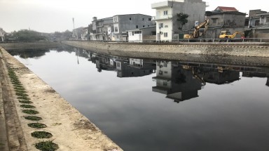  Nghệ An: Kinh hãi nước trong kênh hào Thành Cổ đột ngột chuyển đen như mực!