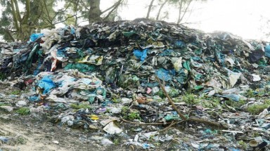  Thừa Thiên Huế: Bãi rác chôn lấp 10 năm trước bỗng "xuất hiện" bất ngờ cạnh bờ biển
