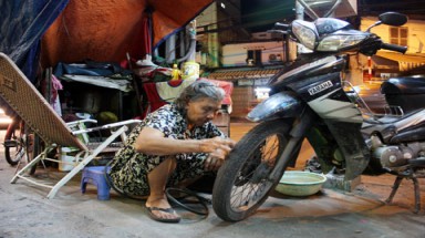 Bà lão 36 năm vá xe đêm giữa Sài Gòn