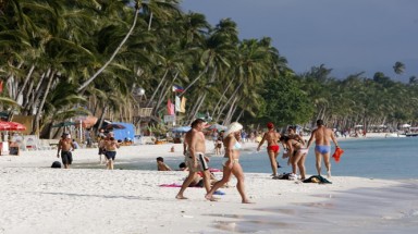  Tổng thống Duterte dọa đóng cửa đảo Boracay vì hôi thối