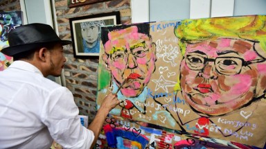  Họa sĩ vẽ hơn 100 tranh chân dung TT Donald Trump và Chủ tịch Kim Jong-un