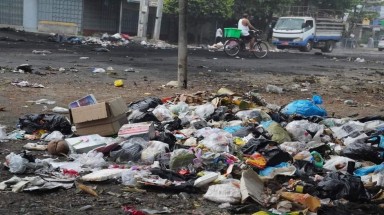 Cách phản đối mới của người dân Myanmar: đình công rác thải