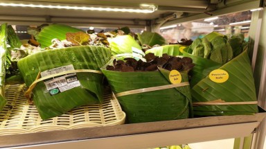  Siêu thị Thái Lan dùng lá chuối gói thực phẩm