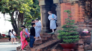  Du khách "mát mẻ" thăm tháp bà Ponagar được mượn áo dài
