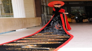 Trang Nhung diện áo dài rồng dài hơn 13m