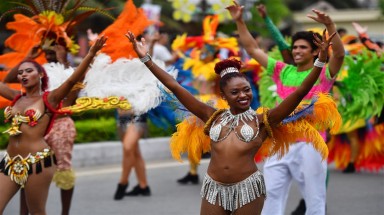 Hạ Long hấp dẫn du khách với chương trình diễu hành Carnaval bên biển Bãi Cháy