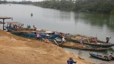 Cần ngăn chặn tình trạng khai thác cát, sỏi trái phép trên sông Lam, đoạn qua Nghệ An 