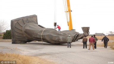  Tượng khổng lồ cao 19m của Tần Thủy Hoàng bị gió kéo đổ sập