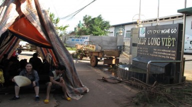  Đắk Nông: Dân dựng lều, vây nhà máy gỗ vì ô nhiễm
