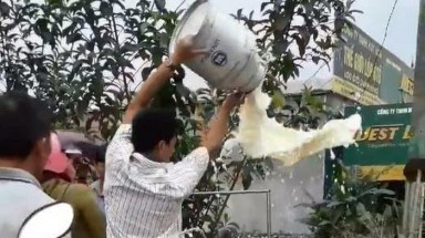  Nghệ An: Người đổ sữa xuống đất xin lỗi Vinamilk