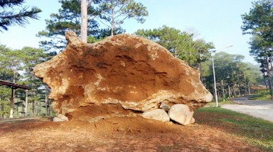 Tảng đá quý 20 tấn ở Lâm Đồng được giao cho chủ mới