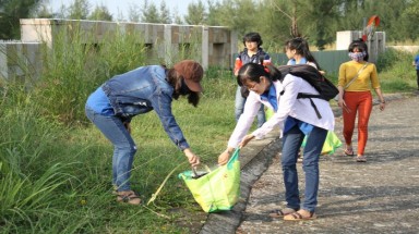   Giảng viên và sinh viên Đại học Duy Tân tham gia chương trình “Vì một Sơn Trà xanh”