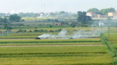   Lo nông dân đốt rơm rạ "thiêu" nội thành Hà Nội