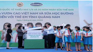  Vinamilk mang niềm vui uống sữa cho hơn 34.000 trẻ em tỉnh Quảng Nam thông qua Quỹ sữa Vươn cao Việt Nam và chương trình Sữa học đường