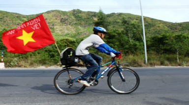   Một mình đạp xe xuyên Việt thăm trẻ mồ côi