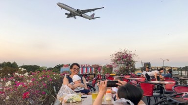  Uống cà phê ngắm máy bay lướt ngang đầu ở Sài Gòn