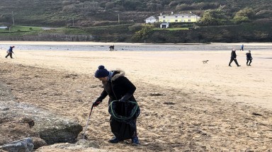  "Chiến binh rác" 70 tuổi dọn rác 52 bãi biển