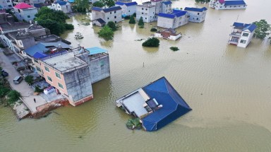  Lũ lụt tồi tệ nhất 30 năm ở Trung Quốc, binh sĩ tức tốc xây đê chắn lũ