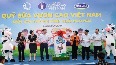  Quỹ Sữa Vươn Cao Việt Nam và Vinamilk tặng 70.000 ly sữa cho trẻ em Thái Nguyên