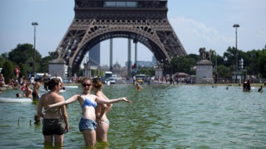  Sau đợt nóng khiến phụ nữ khỏa thân, Pháp đón sóng nhiệt mới