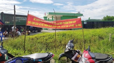  Hà Tĩnh: Dân chặn cổng nhà máy rác bởi không chịu nổi mùi hôi thối
