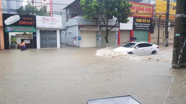  TP Điện Biên Phủ ngập như sông sau mưa lớn