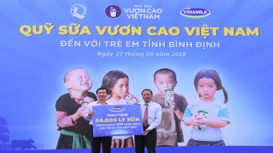 Vinamilk và Quỹ Sữa Vươn Cao Việt Nam trao 64.000 ly sữa cho trẻ em tỉnh Bình Định