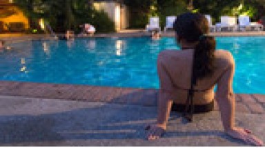  Barcelona cho phụ nữ thoải mái ngực trần ở hồ bơi công cộng