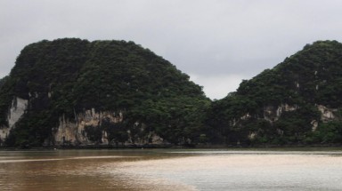  Quảng Ninh: Nhiều dải nước màu đỏ “tấn công” Vịnh Hạ Long