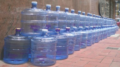  Khuyến khích sử dụng bình nước lớn thay thế nước đóng chai tại các hội nghị