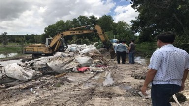 Tây Ninh bắt quả tang đối tượng chôn lấp rác thải y tế không qua xử lý