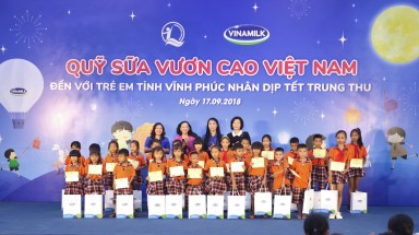  Quỹ sữa Vươn cao Việt Nam và Vinamilk đem niềm vui trung thu đến cho trẻ em tỉnh Vĩnh Phúc