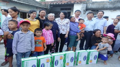  Vinamilk tặng sữa cho trẻ em bị thiệt hại bởi mưa lũ tại Hà Tĩnh và Quảng Bình 