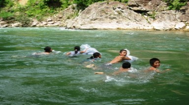  Xót lòng học sinh bơi qua sông đến lớp