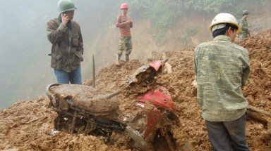  Yên Bái: Bất chấp nguy hiểm, người dân lại đổ về khu mỏ mót quặng