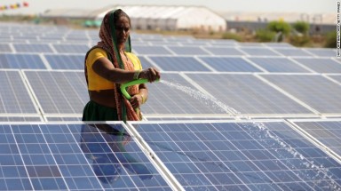 Ấn Độ tuyên bố đặt mục tiêu sản xuất 100 GW điện Mặt Trời đến năm 2022 