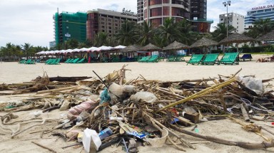  Hơn 8 km bờ biển Đà Nẵng ngập rác sau mưa