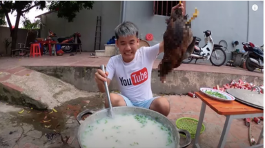  Phẫn nộ với video "nấu cháo gà nguyên lông" của con trai bà Tân Vlog