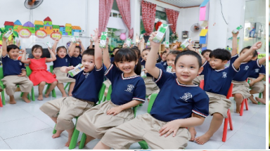  Học sinh Đà Nẵng uống sữa học đường ngay ngày tựu trường