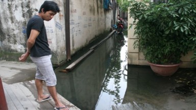   Giữa Thủ đô, dân phải lội nước thải vào nhà 