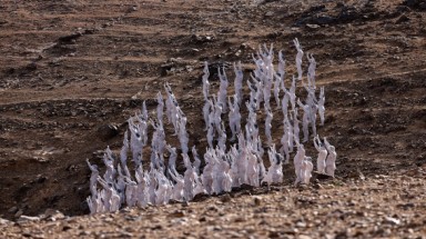  Hàng trăm người khỏa thân ở núi đá khô cằn để bảo vệ môi trường
