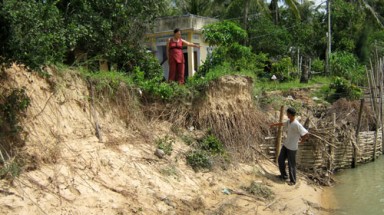   Phú Yên: Sông “nuốt sống"  làng