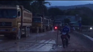 Bình Định: Bức xúc vì bị ô nhiễm, dân chặn đường không cho xe chạy