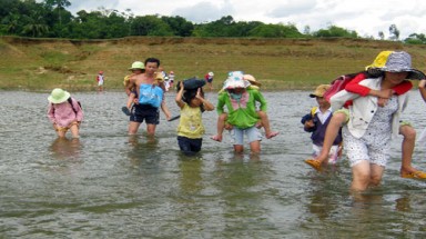  Quảng Nam: Học sinh lội sông đến lớp
